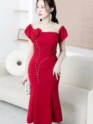 Đầm ôm body kết cườm thân cổ đính 2 hoa hồng