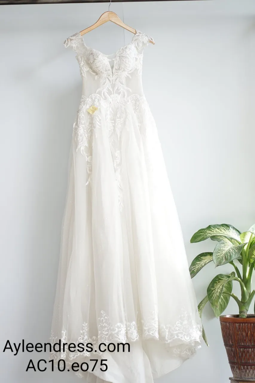 Váy cưới trắng trễ vai đính đá eo - maxi.vn