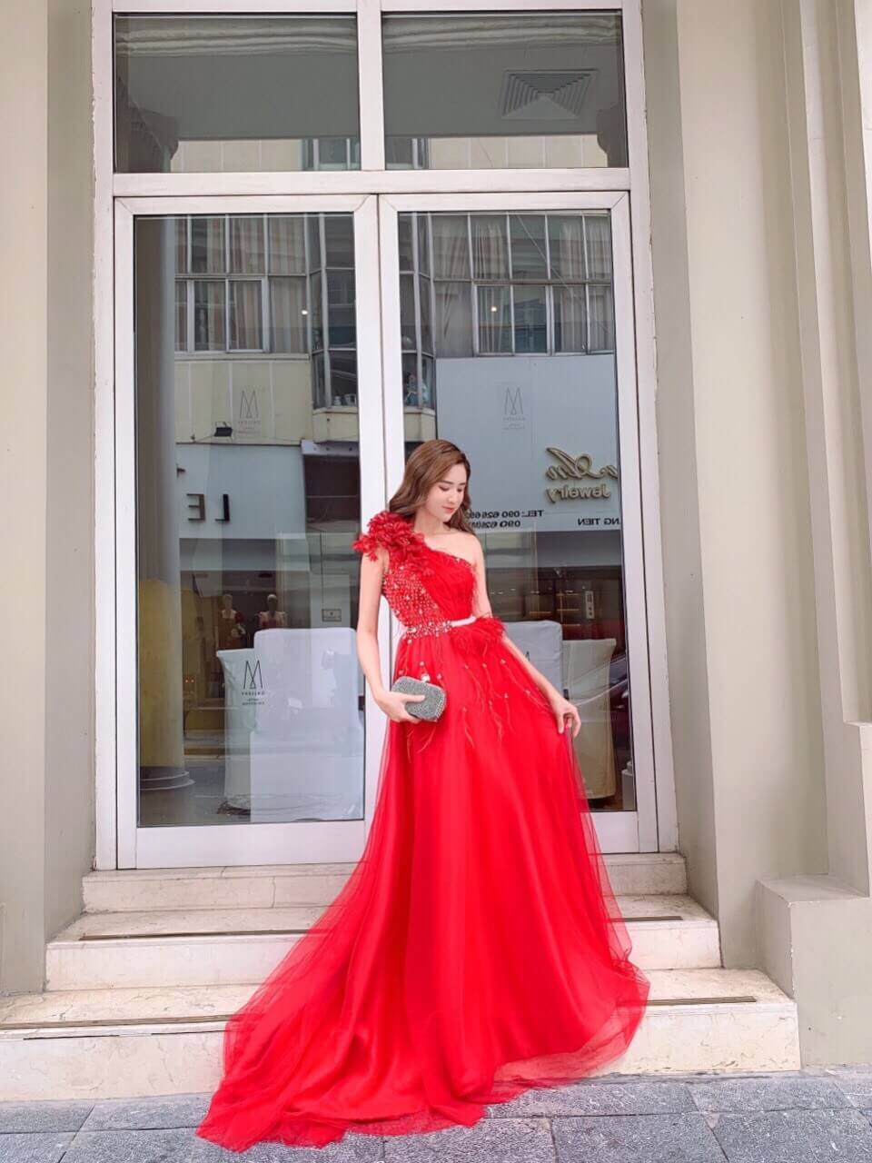 Những bộ váy công chúa khổng lồ nuốt trọn thế giới của Ngọc Trinh  Phong  cách sao  Việt Giải Trí