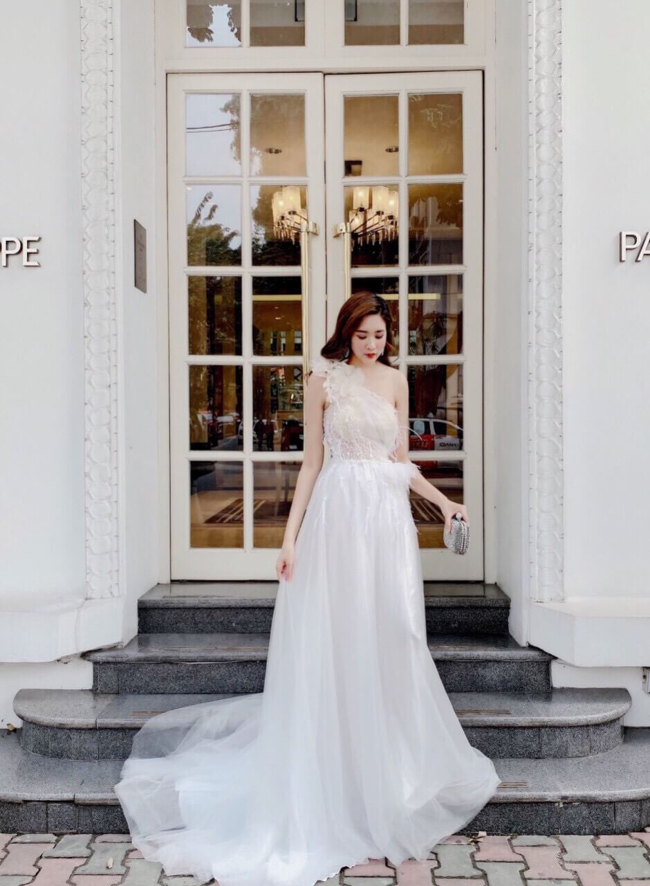 váy trắng lệch vai