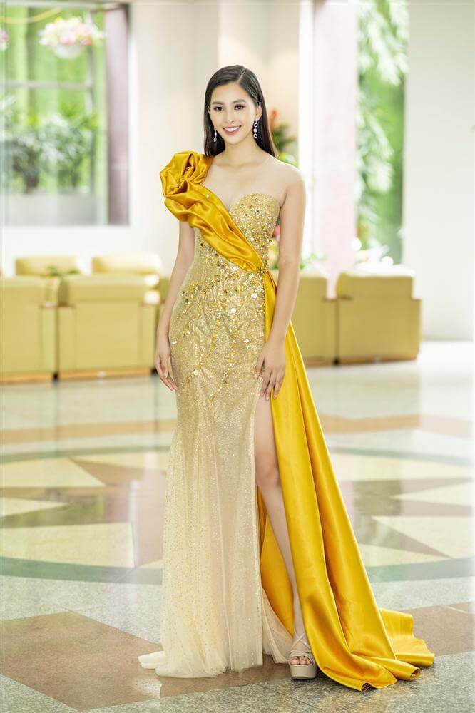 Sao Việt tôn dáng bằng đầm vàng gold  Ngôi sao