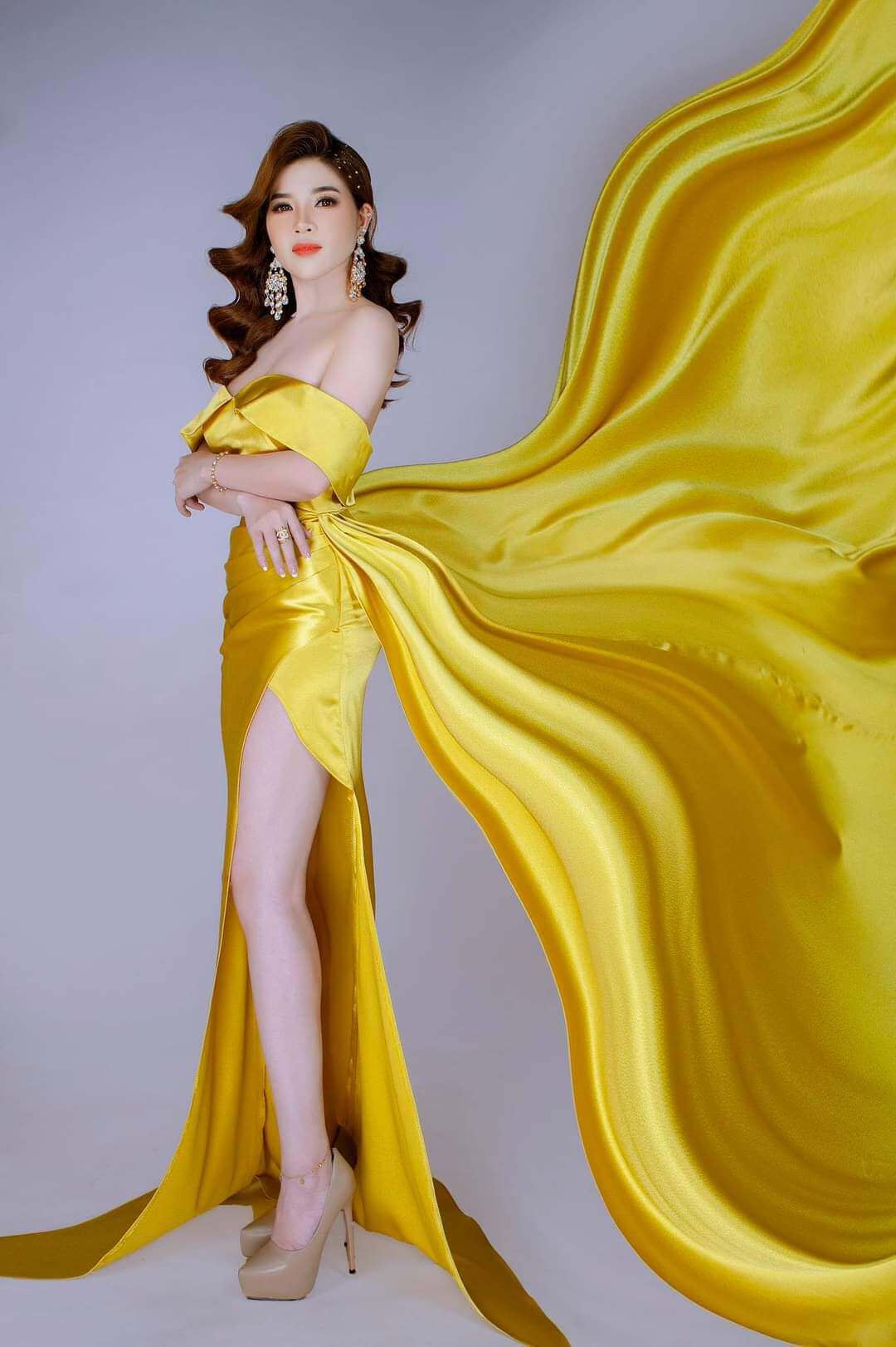 Đầm dạ hội cao cấp trễ vai tà bay màu vàng