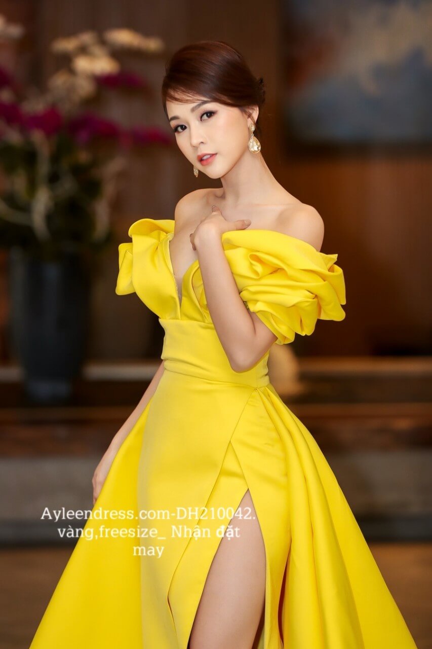 Đầm dạ hội màu vàng xẻ tà trễ vai sam trẻ trung