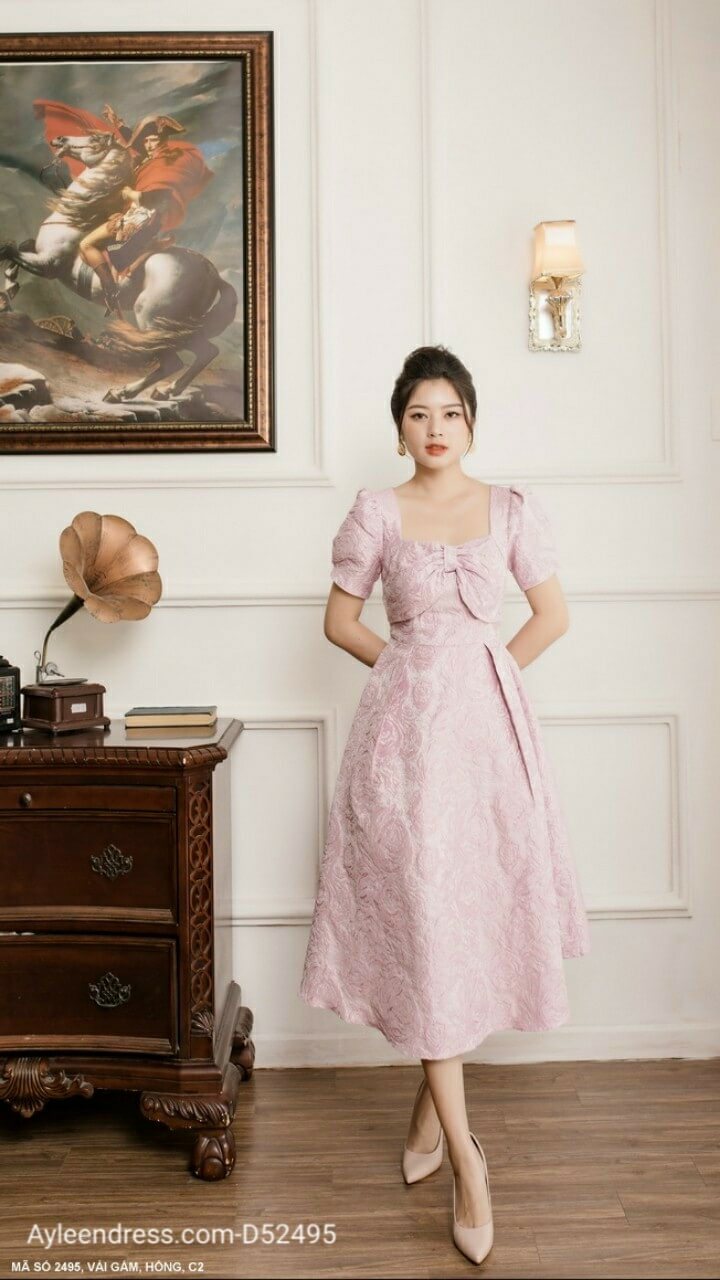 Dáng váy xòe vừa tạo cảm giác bồng bềnh nữ tính lại che khuyết điểm hữu hiệu. Dáng váy xòe vừa tạo cảm giác bồng bềnh nữ tính lại che khuyết điểm hữu hiệu.