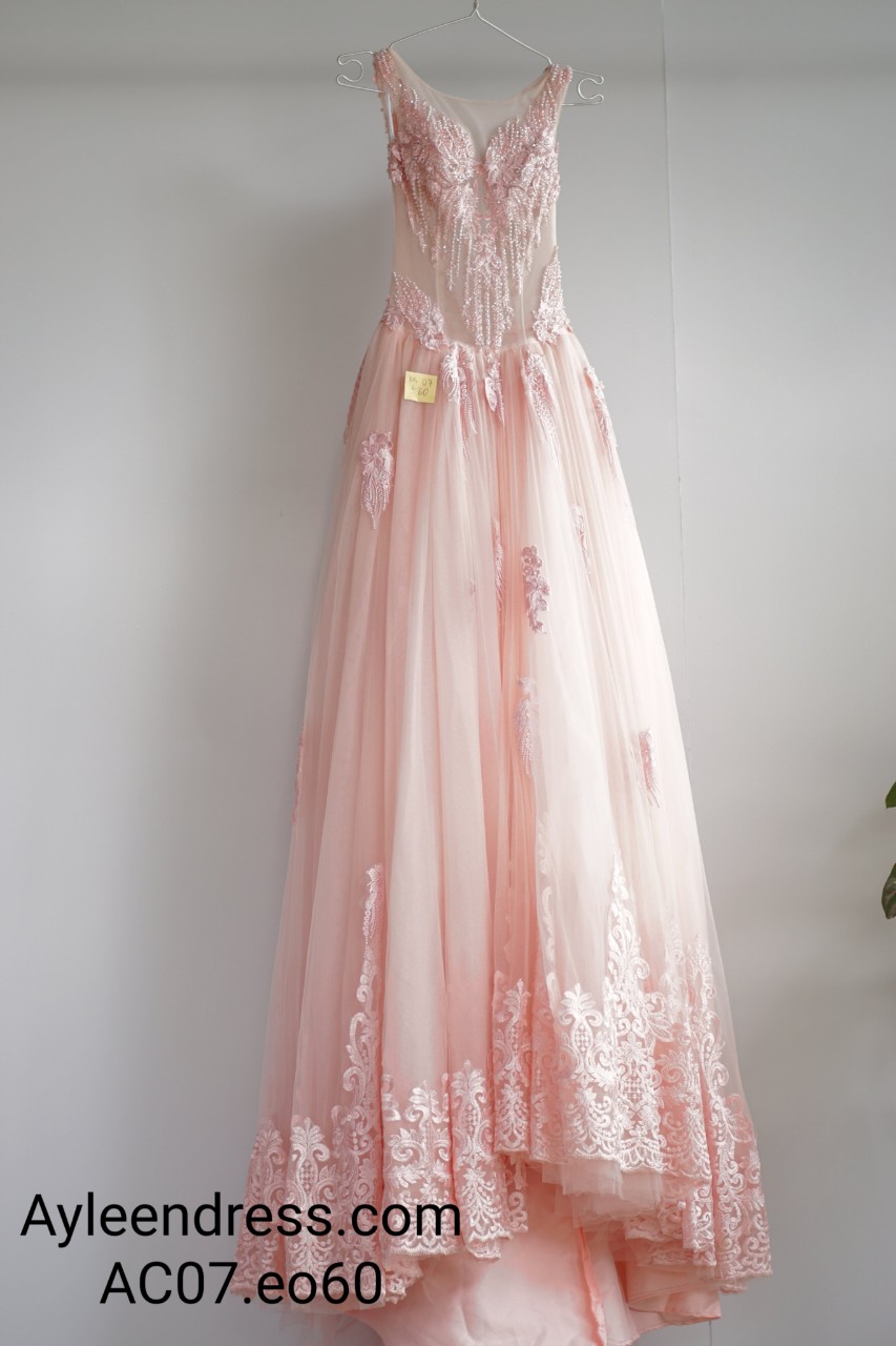 Váy cưới xòe màu hồng sát nách đính đá ngọc trai nhẹ nhàng đẳng cấp