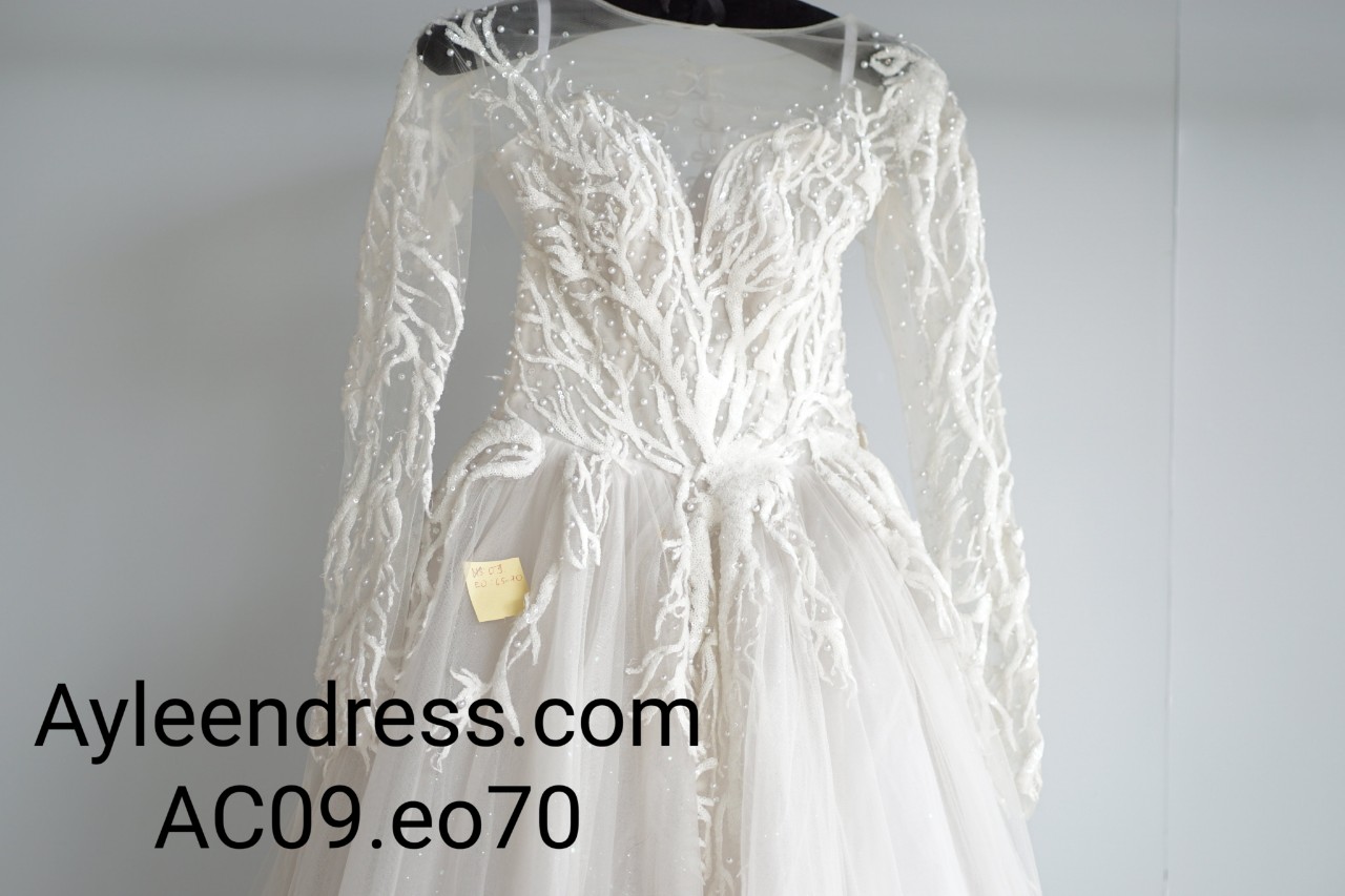 Váy cưới xòe tay dài màu trắng phối ren đính ngọc trai sang trọng