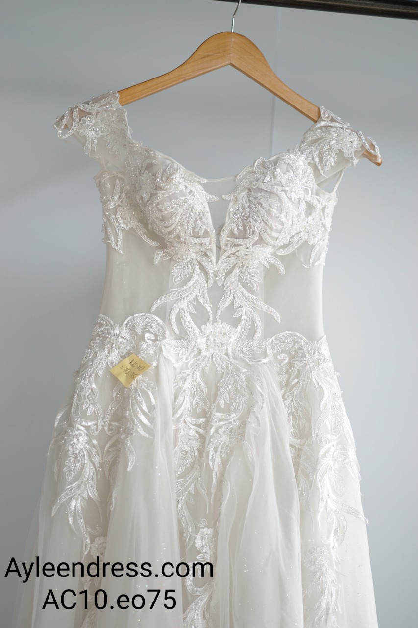 Váy cưới xòe màu trắng trễ vai nhẹ nhàng đáng yêu