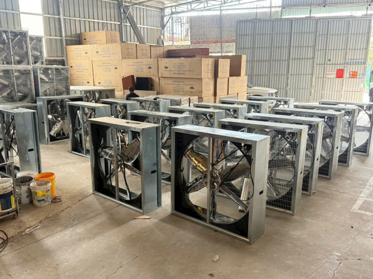 quat-hut-cong-nghiep-vuong quat-hut-cong-nghiep-vuong