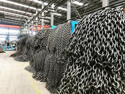 Dây xích đen cẩu hàng