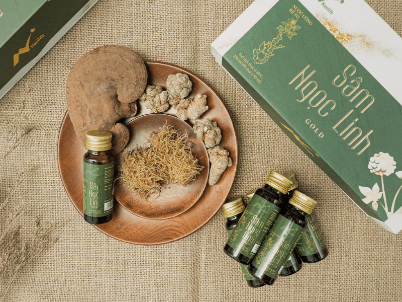 Nước uống rễ tơ Sâm Ngọc Linh là sản phẩm được sản xuất từ các dược liệu quý như rễ tơ Sâm Ngọc Linh, Sâm Tam Thất và Nấm Linh Chi Nước uống rễ tơ Sâm Ngọc Linh là sản phẩm được sản xuất từ các dược liệu quý như rễ tơ Sâm Ngọc Linh, Sâm Tam Thất và Nấm Linh Chi