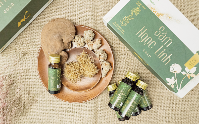 Sản phẩm Nước uống Rễ tơ Sâm Ngọc Linh là thức uống bồi bổ sức khỏe phù hợp cho nhiều đối tượng Sản phẩm Nước uống Rễ tơ Sâm Ngọc Linh là thức uống bồi bổ sức khỏe phù hợp cho nhiều đối tượng