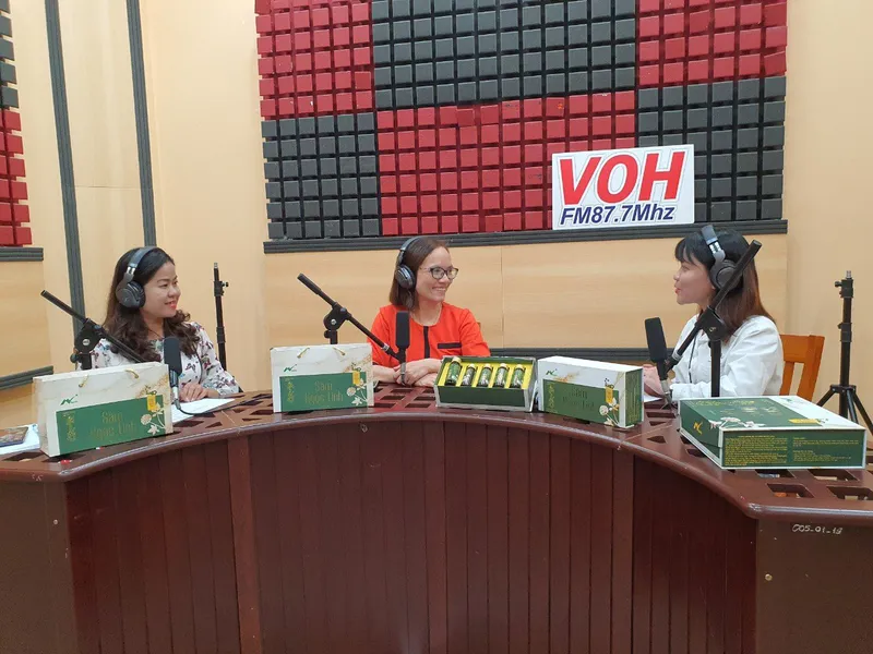 Giao lưu trực tuyến trên đài phát thanh VOH cùng PGS.TS Trần Công luận và TS Hà Thị Loan.
