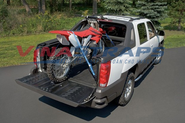 Dây chằng khóa cam đang cố định mô tô an toàn Dây chằng khóa cam đang cố định mô tô an toàn