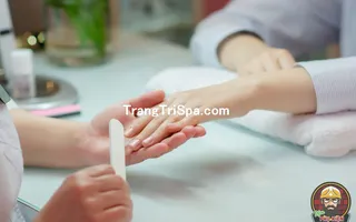 Mẫu Trang Trí Tiệm Nails Bằng Tranh Treo Tường, Dán Tường Và Dán Kính Với Màu Sắc Vô Cùng Ấn Tượng, Nổi Bật 