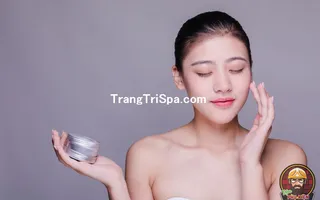 Mẫu Trang Trí Tiệm Trang Điểm Makeup Bằng Tranh Treo Tường, Dán Tường Và Dán Kính Hot Trend Nhất Hiện Nay 
