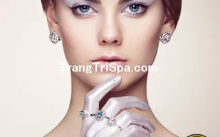Mẫu Trang Trí Tiệm Trang Điểm Makeup Bằng Tranh Treo Tường, Dán Tường Và Dán Kính Hot Trend Nhất Hiện Nay 