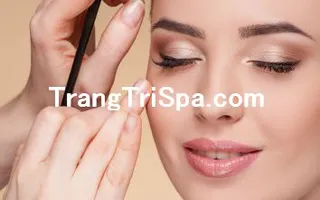 Mẫu Trang Trí Tiệm Trang Điểm Makeup Bằng Tranh Treo Tường, Dán Tường Và Dán Kính Hot Trend Nhất Hiện Nay 