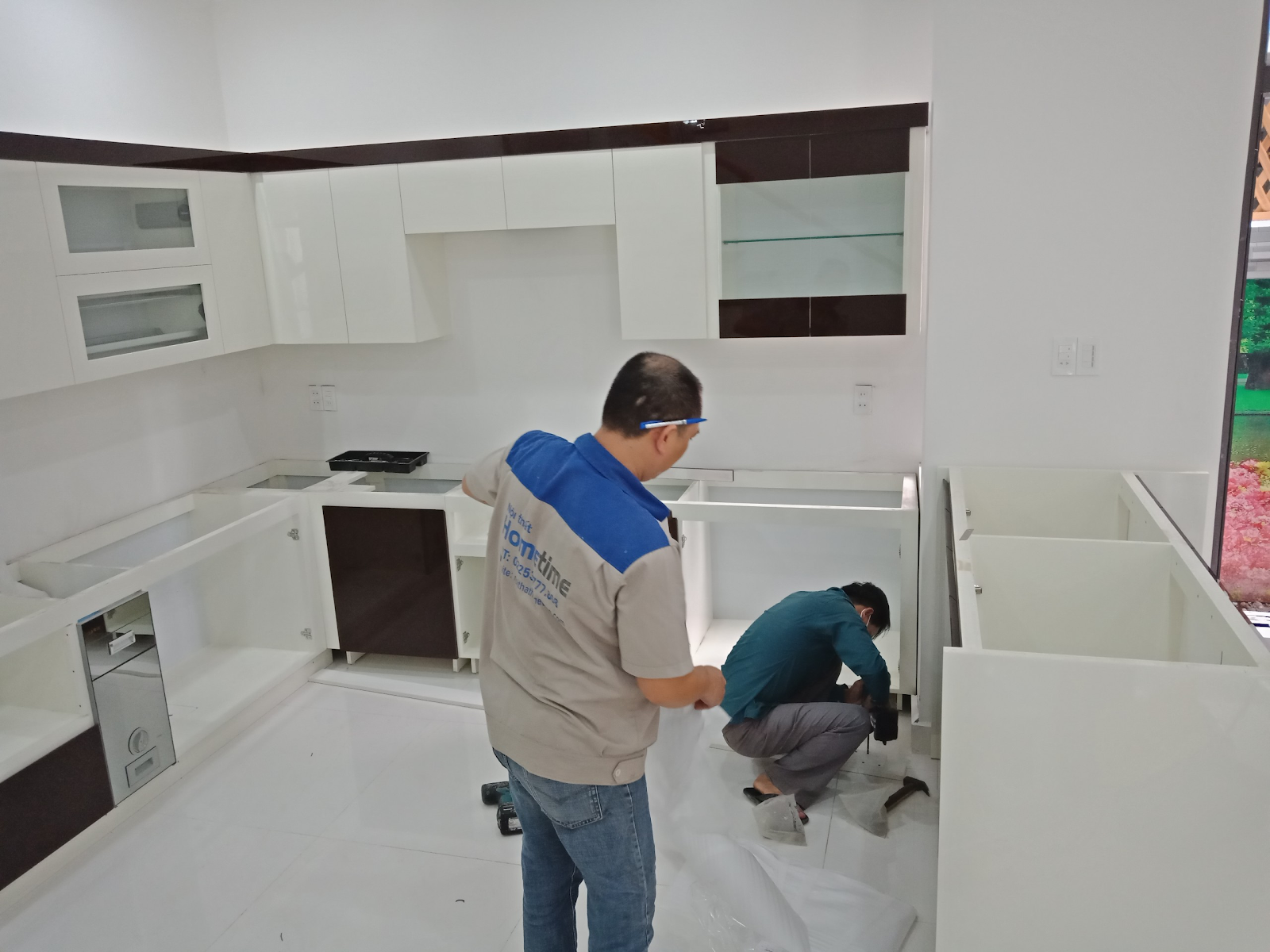 Lát gạch nền là hạng mục không thể thiếu khi thi công sửa chữa nhà bếp Lát gạch nền là hạng mục không thể thiếu khi thi công sửa chữa nhà bếp
