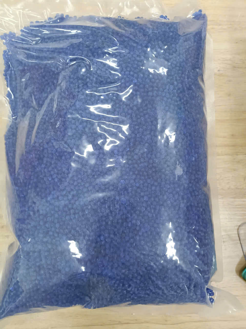 Hạt Silicagel màu xanh, hộp 1kg, dùng cho máy ảnh, linh kiện điện tử