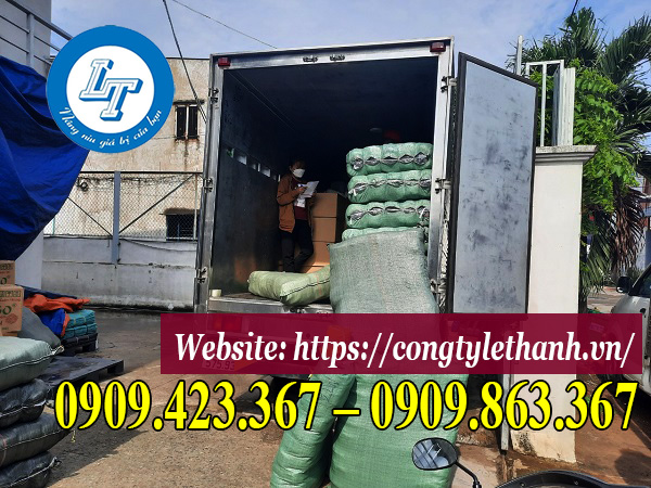 Hàng lên xe tải giao khách Hàng lên xe tải giao khách