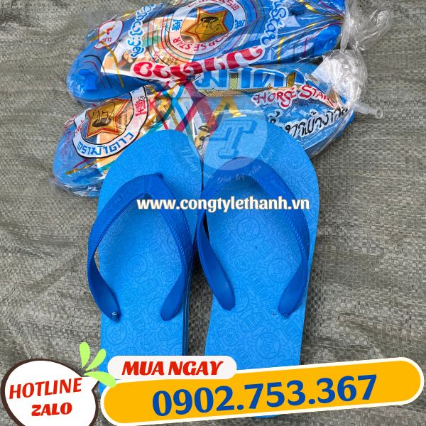 Dép tông lào được đóng gói từng bịch Dép tông lào được đóng gói từng bịch