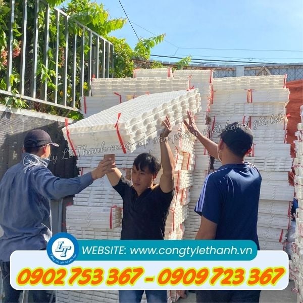 Tấm nhựa lót sàn chăn nuôi giá sỉ đủ kích cỡ Tấm nhựa lót sàn chăn nuôi giá sỉ đủ kích cỡ