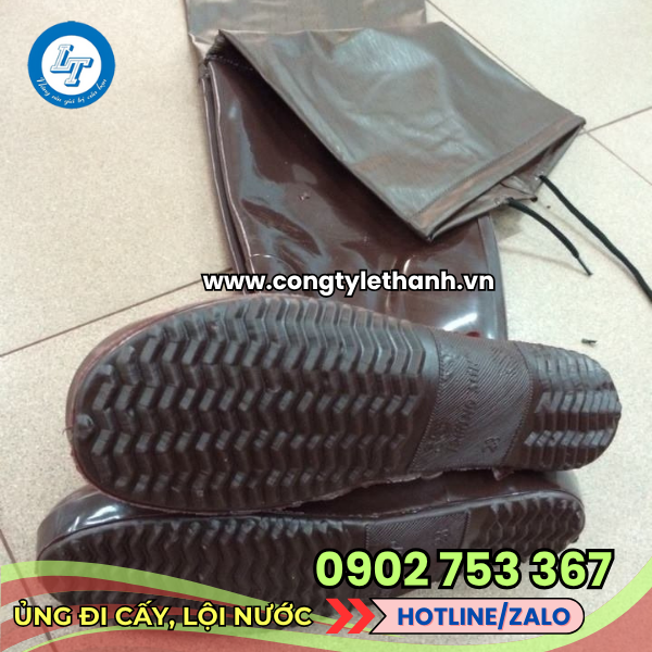 Ủng lội nước có các rãnh chống trượt Ủng lội nước có các rãnh chống trượt