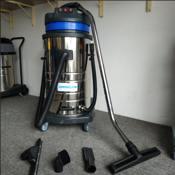 Sử dụng máy hút bụi để vệ sinh sạch bề mặt sàn.