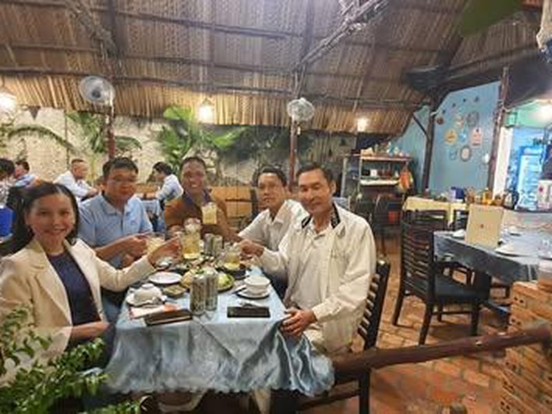 Tối nay, làm vài Ly Bia với anh Toàn - Điều hành nhóm công nghệ BTZ và bạn Minh