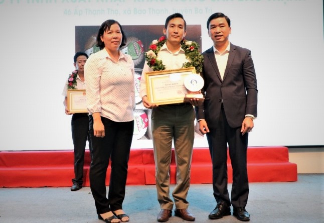 Anh Nguyễn Quang Đăng nhận Bằng khen Anh Nguyễn Quang Đăng nhận Bằng khen