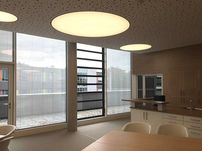 Rèm trong kính với mẫu mã đa dạng giúp khách hàng lựa chọn theo sở thích Rèm trong kính với mẫu mã đa dạng giúp khách hàng lựa chọn theo sở thích