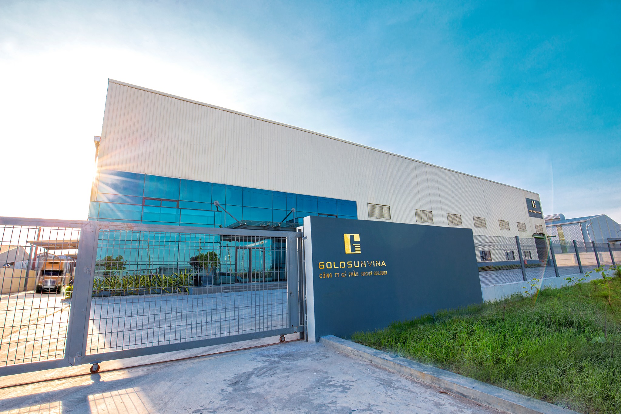 Công ty sản xuất và thi công kính điện Goldsunvina uy tín hàng đầu Việt Nam Công ty sản xuất và thi công kính điện Goldsunvina uy tín hàng đầu Việt Nam