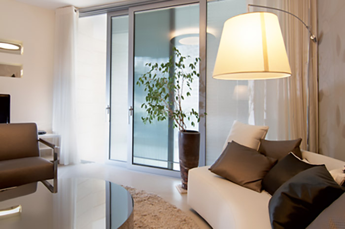 Rèm trong hộp kính vô cùng hiện đại, nổi bật mà ai cũng nên sở hữu cho gia đình của mình.  Rèm trong hộp kính vô cùng hiện đại, nổi bật mà ai cũng nên sở hữu cho gia đình của mình.