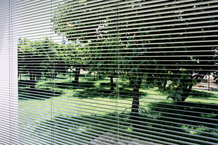 Rèm trong hộp kính dần trở thành trợ thủ đắc lực để bảo vệ nhà bạn Rèm trong hộp kính dần trở thành trợ thủ đắc lực để bảo vệ nhà bạn