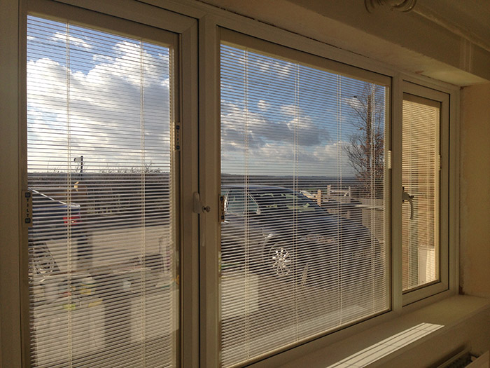 Rèm trong kính hộp dễ lau chùi và tháo lắp đặt khi cần thiết. Rèm trong kính hộp dễ lau chùi và tháo lắp đặt khi cần thiết.