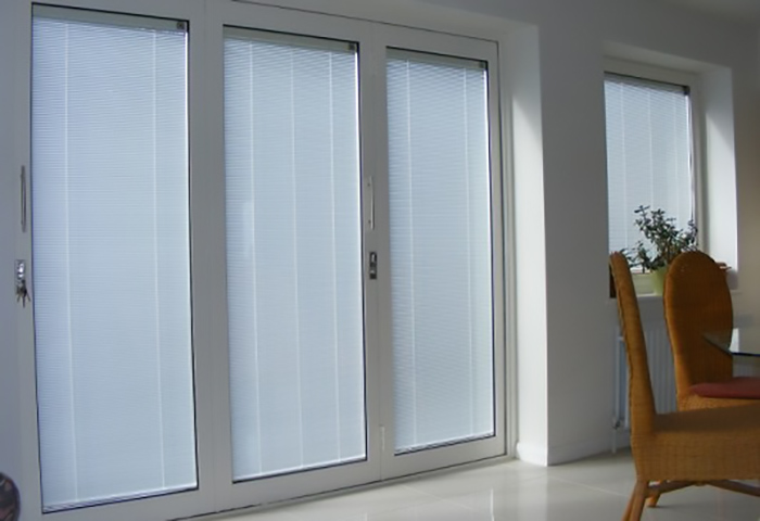 Dùng rèm trong kính mang đến nhiều tiện lợi cho người sử dụng  Dùng rèm trong kính mang đến nhiều tiện lợi cho người sử dụng