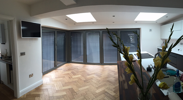 Rèm trong kính dạng khung nhôm, tạo nên sự chắc chắn và có đường sọc vô cùng nổi bật. Rèm trong kính dạng khung nhôm, tạo nên sự chắc chắn và có đường sọc vô cùng nổi bật.