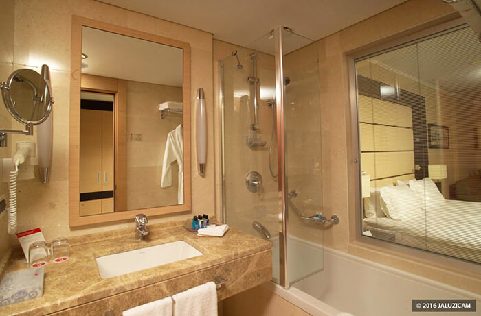 Rèm kính trong suốt cách điệu, tạo sự tinh tế cho không  gian của gia đình, rất thích hợp để lắp đặt ở phòng tắm. Rèm kính trong suốt cách điệu, tạo sự tinh tế cho không  gian của gia đình, rất thích hợp để lắp đặt ở phòng tắm.