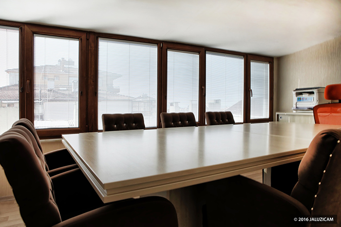 Rèm trong kính hộp bằng gỗ vô cùng sang trọng, đẳng cấp. Rèm trong kính hộp bằng gỗ vô cùng sang trọng, đẳng cấp.