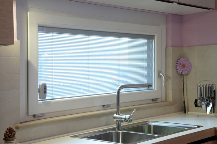 Sản phẩm rèm trong kính dễ dàng di chuyển và lắp đặt Sản phẩm rèm trong kính dễ dàng di chuyển và lắp đặt