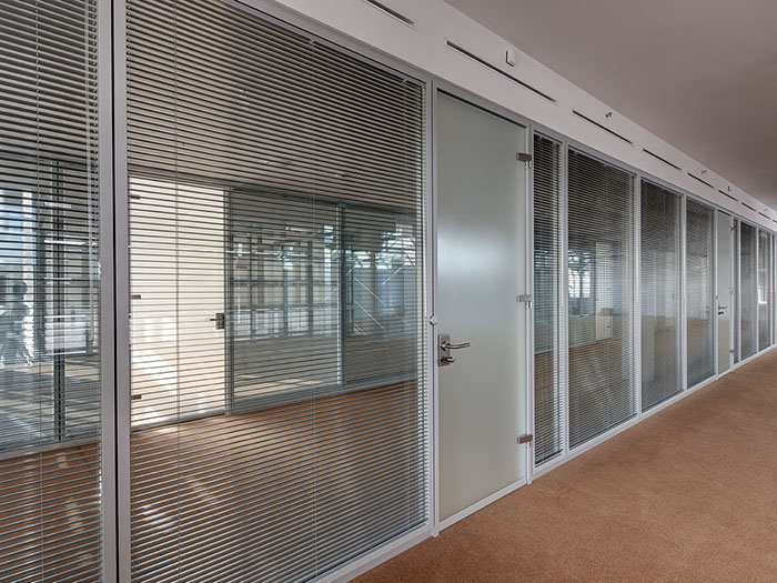 Thi công trong rèm kính hộp dùng làm vách ngăn tại văn phòng Thi công trong rèm kính hộp dùng làm vách ngăn tại văn phòng