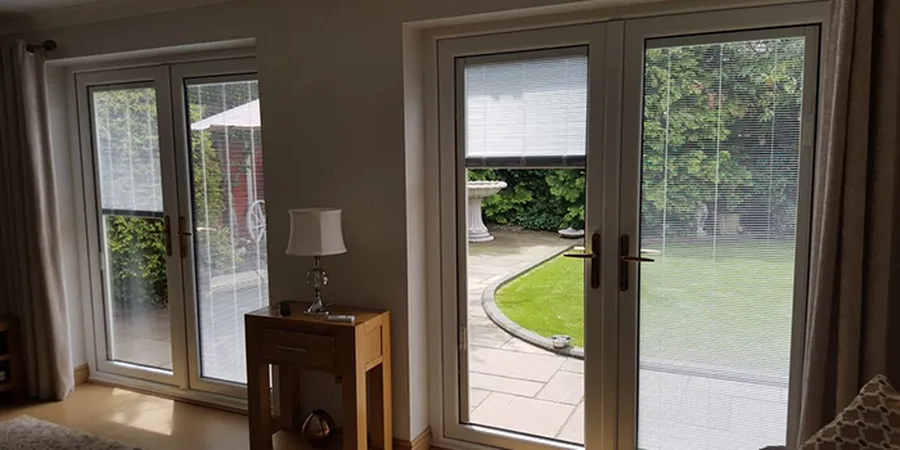 Giá rèm trong kính hộp có đắt không?