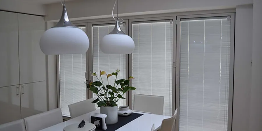 Giải đáp các thắc mắc về giá cửa rèm nằm trong hộp kính