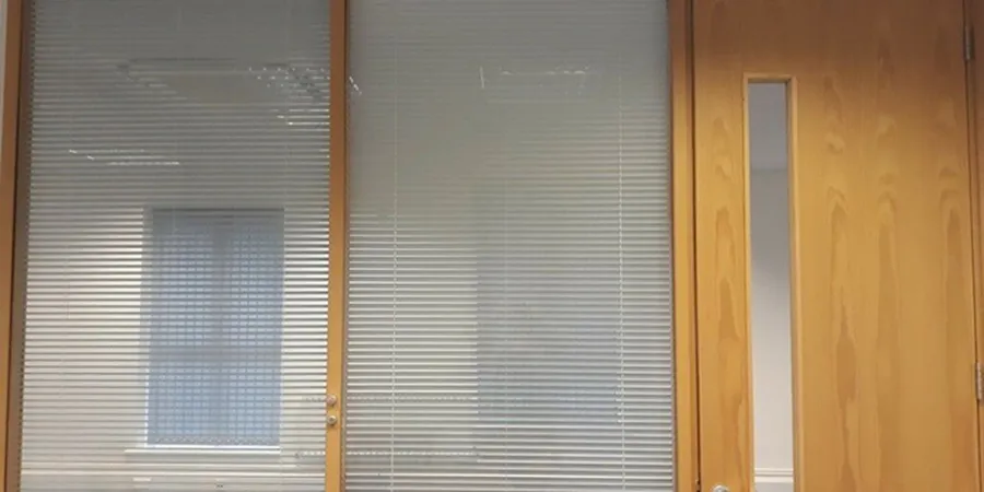 Kính hộp rèm có thể kết hợp với loại cửa nào?