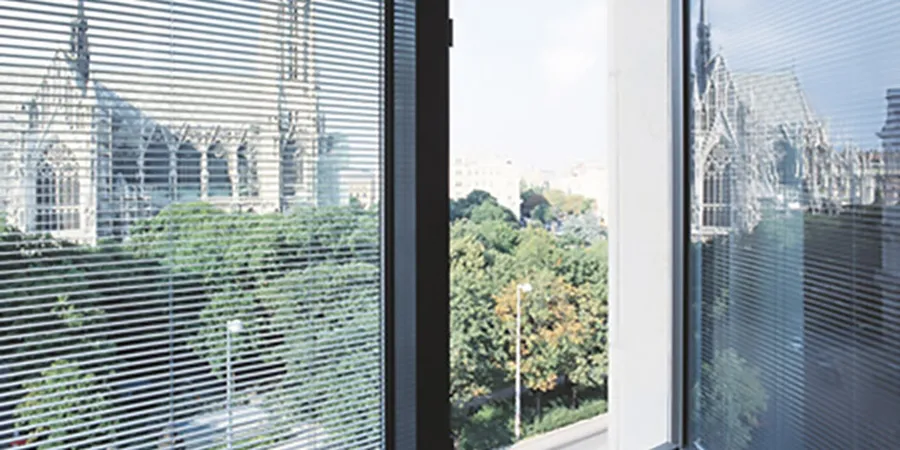 Cửa nhôm xingfa kính có rèm - Khi thẩm mỹ đi cùng với tiện ích