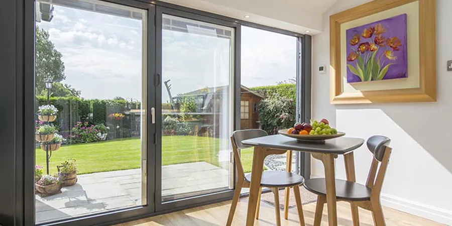 Tiết kiệm điện năng - Siêu ưu điểm của hộp kính có rèm trong mùa nắng nóng