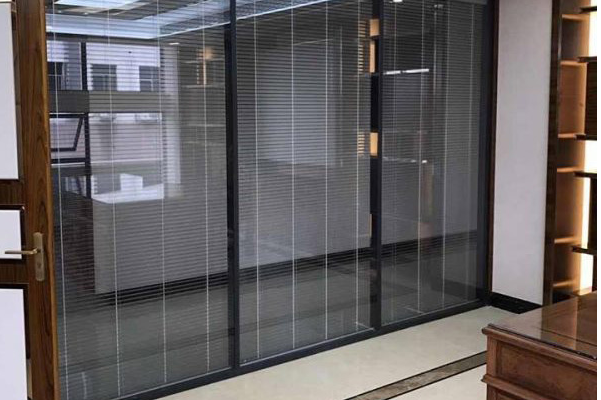 rèm kính được đặt vào giữa khe của hai lớp kính, có thiết kế hệ tay kéo và các dây treo rèm kính được đặt vào giữa khe của hai lớp kính, có thiết kế hệ tay kéo và các dây treo