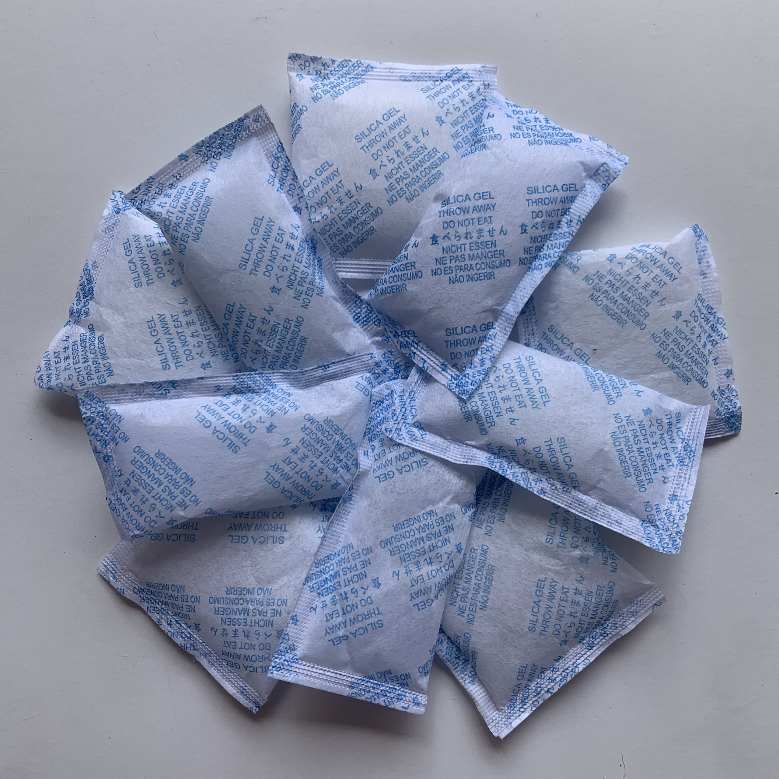 Túi hút ẩm Silica gel 25-30gr Túi hút ẩm Silica gel 25-30gr