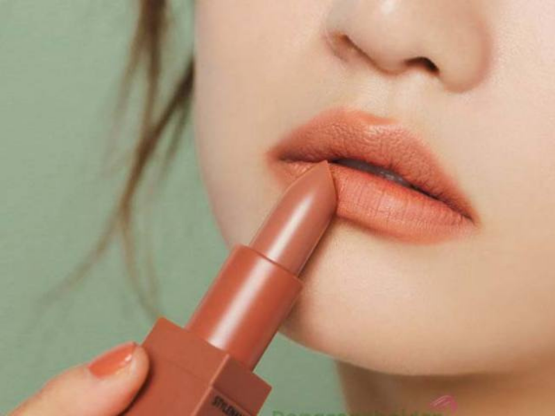 Dưỡng môi thường xuyên, giúp môi mềm mịn hơn Dưỡng môi thường xuyên, giúp môi mềm mịn hơn