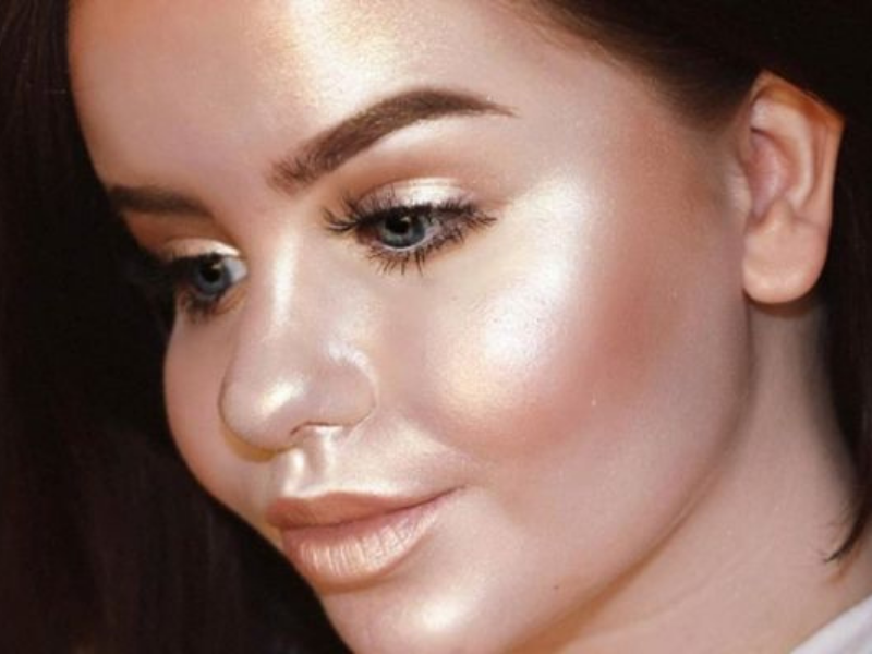 Lạm dụng phấn bắt sáng khiến khuôn mặt mất cân đối, vô cùng xấu Lạm dụng phấn bắt sáng khiến khuôn mặt mất cân đối, vô cùng xấu